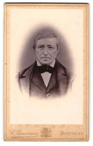 Fotografie C. Baumann, Dortmund, Ostenhellweg 18, Johann Friedrich Herber in Anzug und Fliege