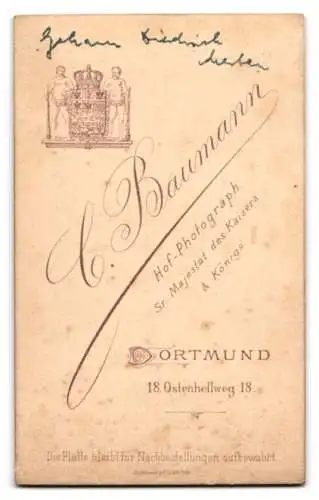 Fotografie C. Baumann, Dortmund, Ostenhellweg 18, Johann Friedrich Herber in Anzug und Fliege