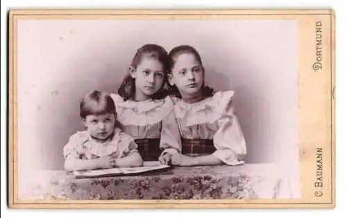 Fotografie C. Baumann, Dortmund, Ostenhellweg 18, Die Schwestern Oberschulte-Buschmann als Kinder