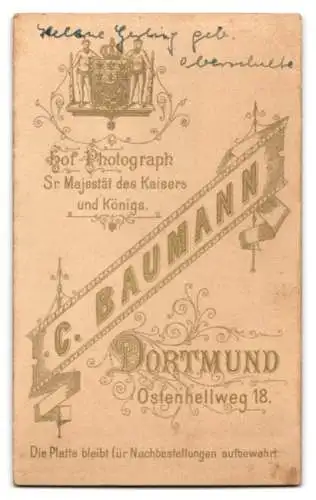 Fotografie G. Baumann, Dortmund, Ostenhellweg 18, Helene Gerbing geb. Oberschulte in kariertem Kleid