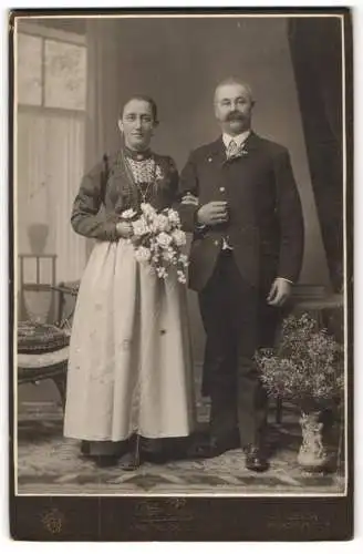 Fotografie Otto Paap, Salzburg, Mirabellplatz 6, Anton und Theresia Gassner mit untergehakten Armen