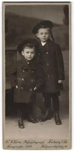 Fotografie C. Clare, Freiburg i/Br., Holzmarktplatz 10, Rudi und Hans Steck als Kinder in Matrosenanzügen