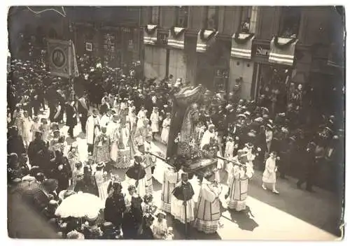 13 Fotografien P. Pettendorfer, München, Ansicht München-Haidhausen, Prozessions Umzug 1913 am Gasthaus zur alten Kirche