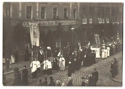 13 Fotografien P. Pettendorfer, München, Ansicht München-Haidhausen, Prozessions Umzug 1913 am Gasthaus zur alten Kirche