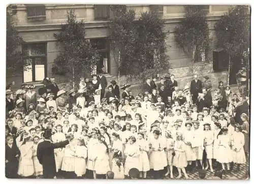 13 Fotografien P. Pettendorfer, München, Ansicht München-Haidhausen, Prozessions Umzug 1913 am Gasthaus zur alten Kirche