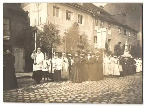 13 Fotografien P. Pettendorfer, München, Ansicht München-Haidhausen, Prozessions Umzug 1913 am Gasthaus zur alten Kirche