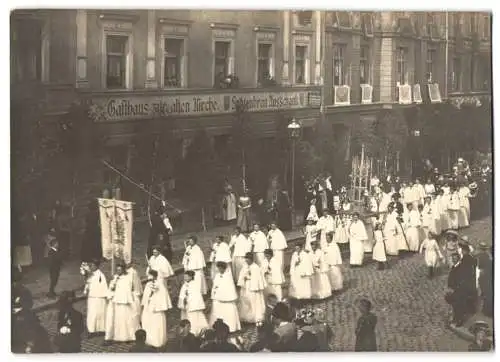 13 Fotografien P. Pettendorfer, München, Ansicht München-Haidhausen, Prozessions Umzug 1913 am Gasthaus zur alten Kirche