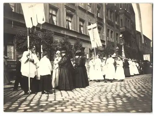 13 Fotografien P. Pettendorfer, München, Ansicht München-Haidhausen, Prozessions Umzug 1913 am Gasthaus zur alten Kirche