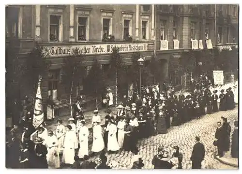 13 Fotografien P. Pettendorfer, München, Ansicht München-Haidhausen, Prozessions Umzug 1913 am Gasthaus zur alten Kirche