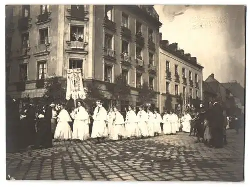 13 Fotografien P. Pettendorfer, München, Ansicht München-Haidhausen, Prozessions Umzug 1913 am Gasthaus zur alten Kirche