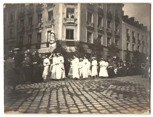 13 Fotografien P. Pettendorfer, München, Ansicht München-Haidhausen, Prozessions Umzug 1913 am Gasthaus zur alten Kirche