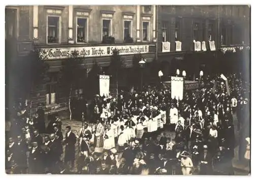 13 Fotografien P. Pettendorfer, München, Ansicht München-Haidhausen, Prozessions Umzug 1913 am Gasthaus zur alten Kirche