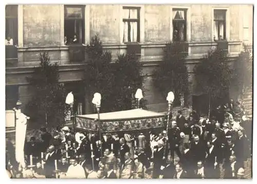 13 Fotografien P. Pettendorfer, München, Ansicht München-Haidhausen, Prozessions Umzug 1913 am Gasthaus zur alten Kirche