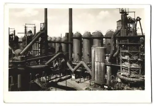 2 Fotografien Ansicht Ostrava, Blick zum Eisenwerk Karolina mit Strassenbahn