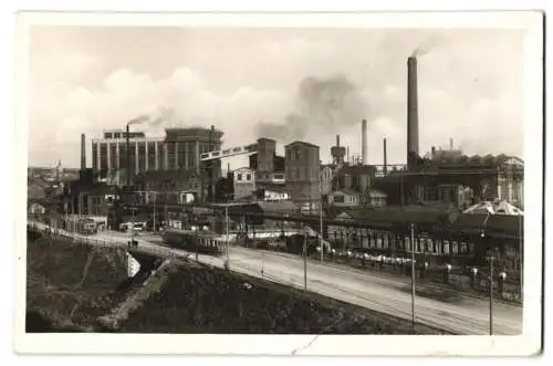 2 Fotografien Ansicht Ostrava, Blick zum Eisenwerk Karolina mit Strassenbahn