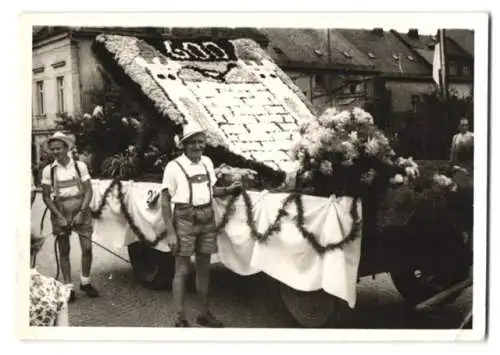 13 Fotografien Weissgärber, Elsterberg, Ansicht Elsterberg i. V., 600 Jahrfeier 1954 mit Festwagen, Wappen, Postkutsche