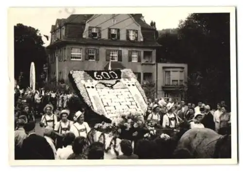 13 Fotografien Weissgärber, Elsterberg, Ansicht Elsterberg i. V., 600 Jahrfeier 1954 mit Festwagen, Wappen, Postkutsche