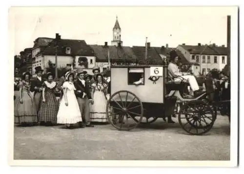 13 Fotografien Weissgärber, Elsterberg, Ansicht Elsterberg i. V., 600 Jahrfeier 1954 mit Festwagen, Wappen, Postkutsche