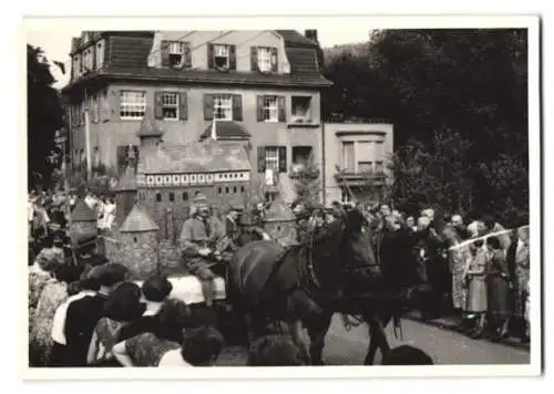 13 Fotografien Weissgärber, Elsterberg, Ansicht Elsterberg i. V., 600 Jahrfeier 1954 mit Festwagen, Wappen, Postkutsche