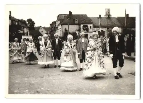 13 Fotografien Weissgärber, Elsterberg, Ansicht Elsterberg i. V., 600 Jahrfeier 1954 mit Festwagen, Wappen, Postkutsche