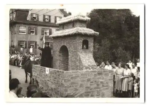 13 Fotografien Weissgärber, Elsterberg, Ansicht Elsterberg i. V., 600 Jahrfeier 1954 mit Festwagen, Wappen, Postkutsche