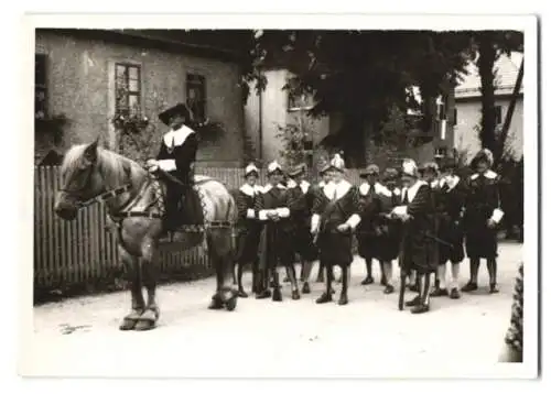 13 Fotografien Weissgärber, Elsterberg, Ansicht Elsterberg i. V., 600 Jahrfeier 1954 mit Festwagen, Wappen, Postkutsche