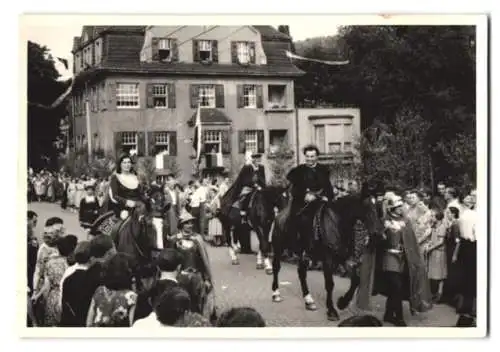 13 Fotografien Weissgärber, Elsterberg, Ansicht Elsterberg i. V., 600 Jahrfeier 1954 mit Festwagen, Wappen, Postkutsche