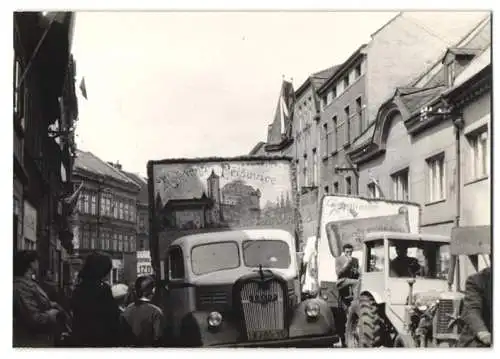 2 Fotografien Ansicht Liberec, 1, Mai Umzug mit Hühnerwagen samt Kücken, Skoda LKW