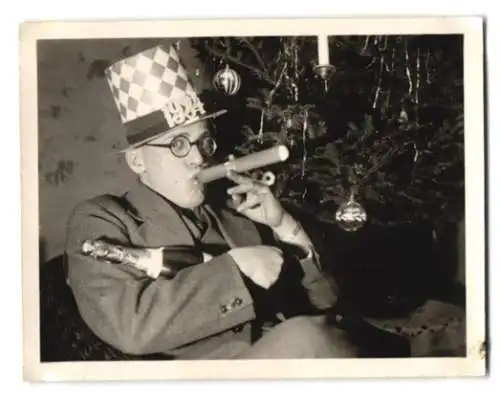 2 Fotografien Weihnachten und Silverster 1934, Mann mit Partyhut und dicker Scherzzigarre im Mund, Weihnachtsbaum