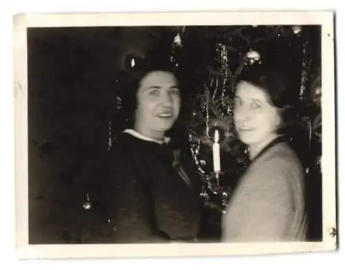 2 Fotografien Weihnachten und Silverster 1934, Mann mit Partyhut und dicker Scherzzigarre im Mund, Weihnachtsbaum