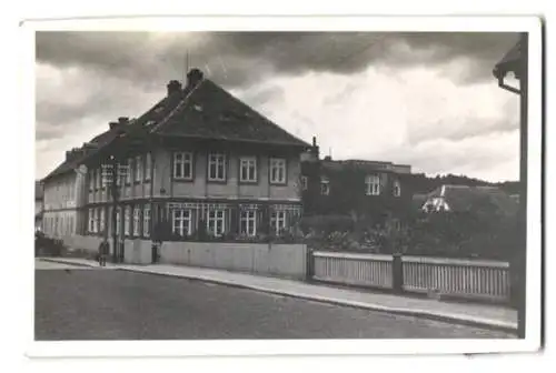 Fotografie Ansicht Neustadt a. Tafelfichte, / Nove Mesto pod Smykem, Strassenpartie, Tafelfichten-Baude, Fasshotel, Heufud