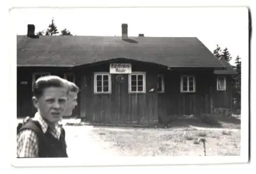 Fotografie Ansicht Neustadt a. Tafelfichte, / Nove Mesto pod Smykem, Strassenpartie, Tafelfichten-Baude, Fasshotel, Heufud