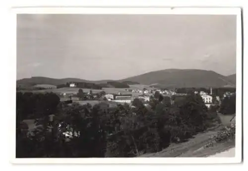 Fotografie Ansicht Neustadt a. Tafelfichte, / Nove Mesto pod Smykem, Strassenpartie, Tafelfichten-Baude, Fasshotel, Heufud