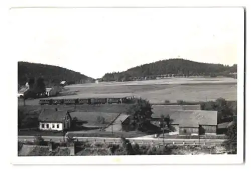 Fotografie Ansicht Neustadt a. Tafelfichte, / Nove Mesto pod Smykem, Strassenpartie, Tafelfichten-Baude, Fasshotel, Heufud