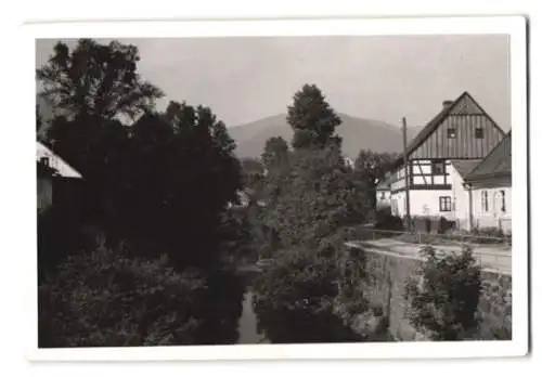 Fotografie Ansicht Neustadt a. Tafelfichte, / Nove Mesto pod Smykem, Strassenpartie, Tafelfichten-Baude, Fasshotel, Heufud