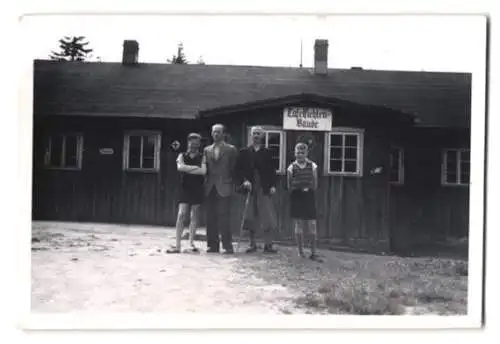 Fotografie Ansicht Neustadt a. Tafelfichte, / Nove Mesto pod Smykem, Strassenpartie, Tafelfichten-Baude, Fasshotel, Heufud