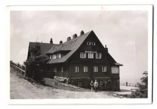 Fotografie Ansicht Neustadt a. Tafelfichte, / Nove Mesto pod Smykem, Strassenpartie, Tafelfichten-Baude, Fasshotel, Heufud