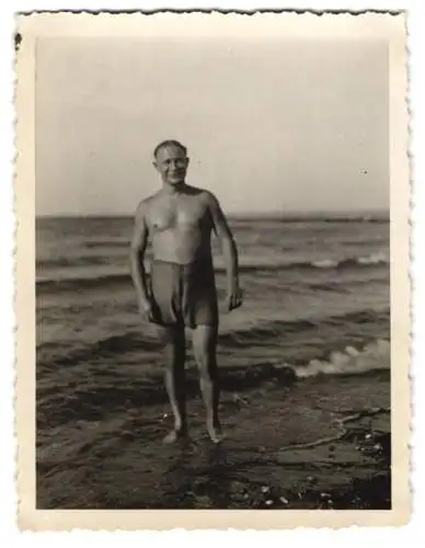 Fotografie älterer Herr in Badehose am Strand, Bademode