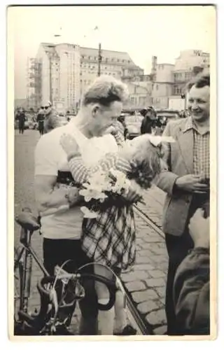 Fotografie Otto H. Kratzsch, Karl-Marx-Stadt, Ansicht Chemnitz, Radsportler Täve Schur mit seinem Rennrad, junger Fan