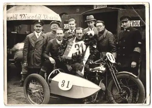 Fotografie M. Boeck, Berlin, Ansicht Berlin-Ruhleben, Motorrad Brough Superior mit Sieger des Ruhlebener Rennen 1930