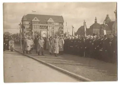 Fotografie unbekannter Fotograf und Ort, Prinz Eitel Friedrich von Preussen in Uniform bei einer Parade