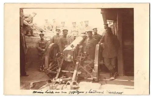 Fotografie Soldaten in Feldgrau Uniform am Geschütz mit Leutnant Hausner im Unterstand