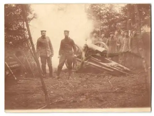 Fotografie Soldaten in Feldgrau Uniform mit abgefeuertem Geschütz im Wald