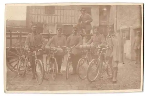 Fotografie Soldaten in Feldgrau Uniform mit ihren Dienstrad, Fahrrad