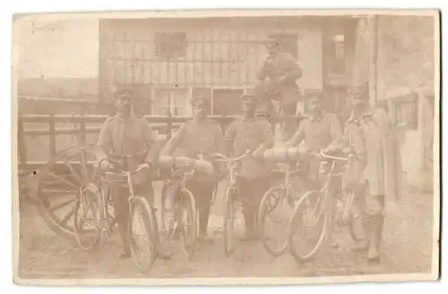 Fotografie Soldaten in Feldgrau Uniform mit ihren Dienstrad, Fahrrad