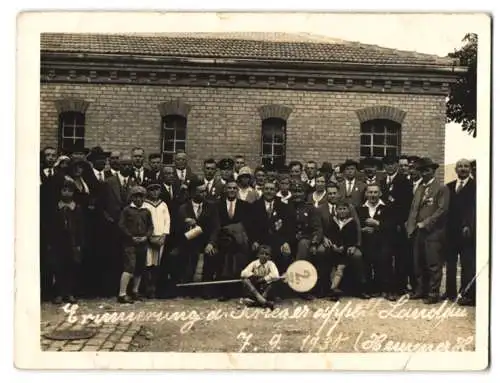 Fotografie Ansicht Landau / Pfalz, Soldat und Veteranen mit Orden zum Kriegerapelle am 07.09.1930