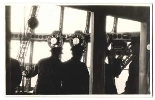 Fotografie der Führerstand des Zeppeln LZ 127 Graf Zeppelin mit Instrumenten