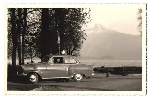 Fotografie unbekannter Fotograf und Ort, Auto Opel Rekord vor einem See