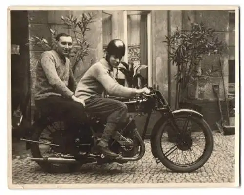 Fotografie zwei Männer auf einem Vincent H. R. D. Motorrad