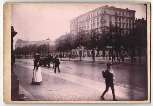 Fotografie unbekannter Fotograf und Ort, unbekannter Ort, schöne Strassenpartie mit Wohnhaus, Rückseite beschrieben: Berl